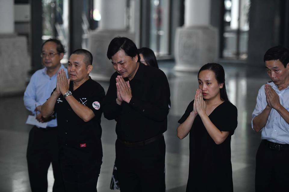 Cả làng hài khóc nghẹn tiễn "ông trùm phim Tết miền Bắc" về với đất - 10