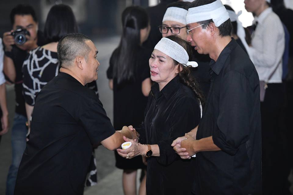 Cả làng hài khóc nghẹn tiễn "ông trùm phim Tết miền Bắc" về với đất - 9