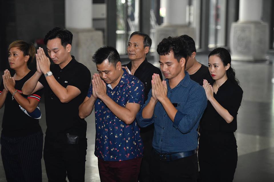 Cả làng hài khóc nghẹn tiễn "ông trùm phim Tết miền Bắc" về với đất - 1