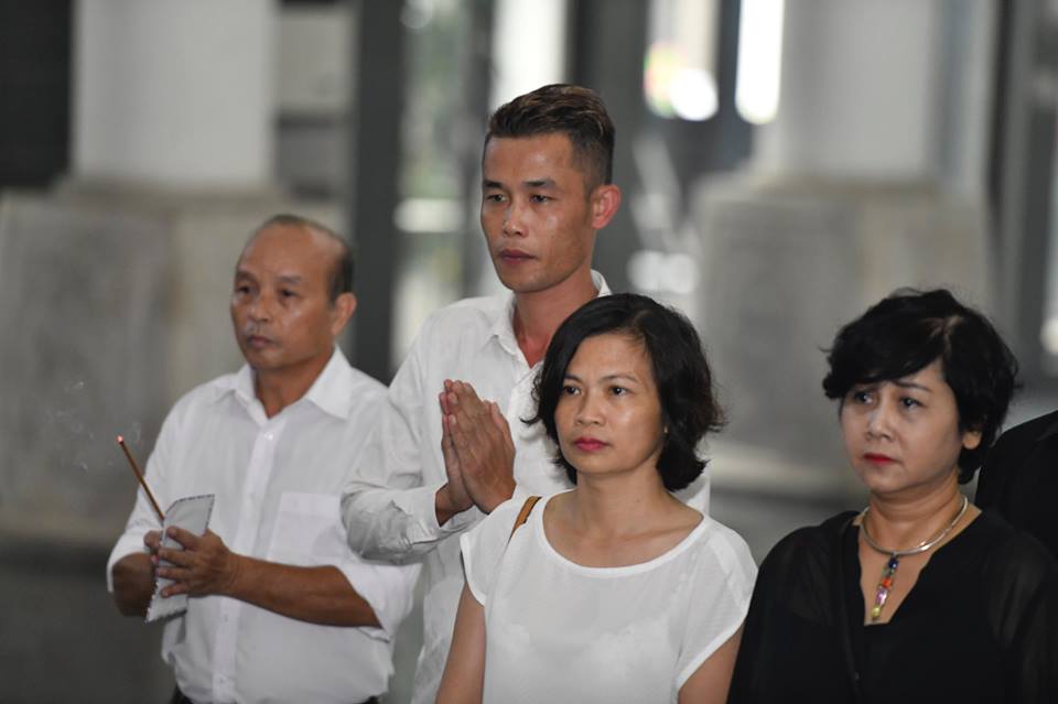 Cả làng hài khóc nghẹn tiễn "ông trùm phim Tết miền Bắc" về với đất - 2