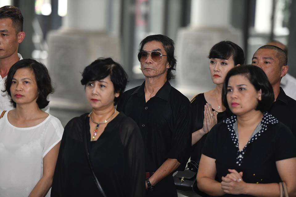 Cả làng hài khóc nghẹn tiễn "ông trùm phim Tết miền Bắc" về với đất - 4