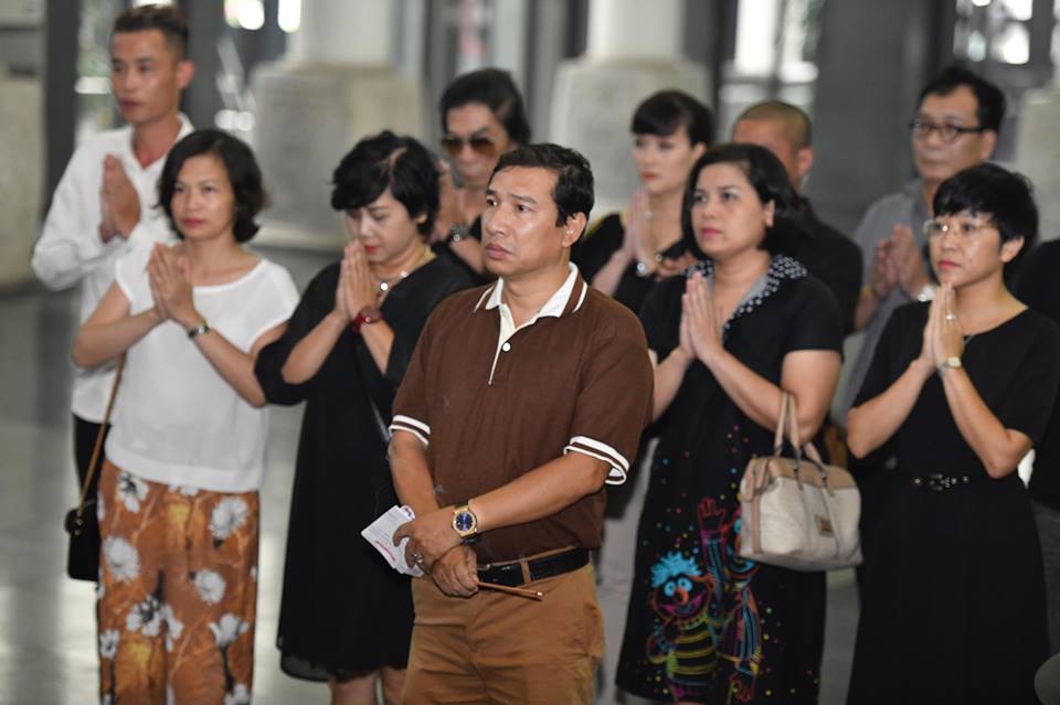 Cả làng hài khóc nghẹn tiễn "ông trùm phim Tết miền Bắc" về với đất - 3