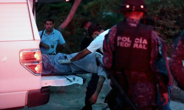 Xe chở đầy xác chết đỗ giữa đường gây phẫn nộ ở Mexico - 1