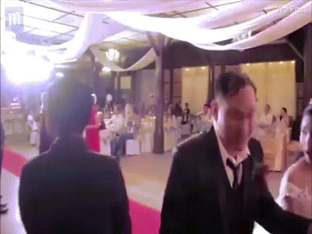 Bạn trẻ - Cuộc sống - Cô dâu chú rể đang vui vẻ bỗng "tái mặt" khi gặp sự cố bất ngờ