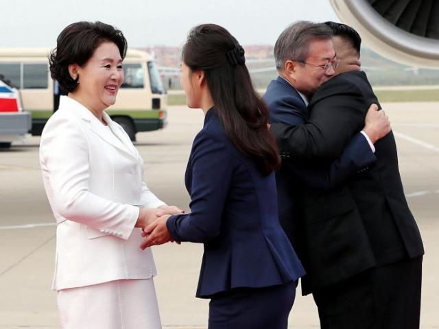 Vợ ông Kim Jong-un làm điều chưa có tiền lệ khi đón Tổng thống HQ