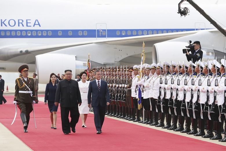 Vợ ông Kim Jong-un làm điều chưa có tiền lệ khi đón Tổng thống HQ - 3