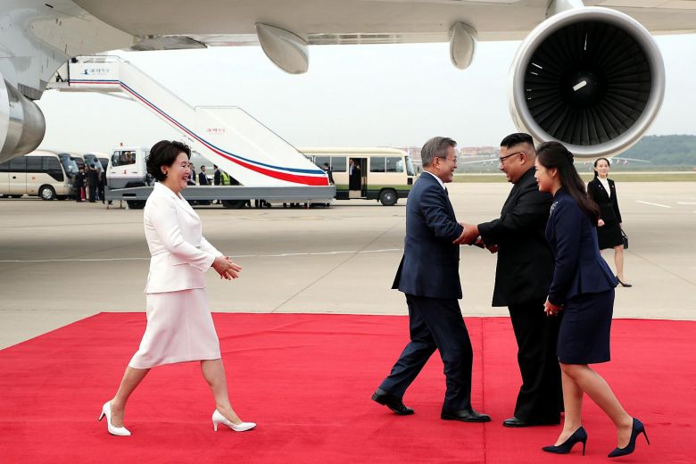 Vợ ông Kim Jong-un làm điều chưa có tiền lệ khi đón Tổng thống HQ - 2