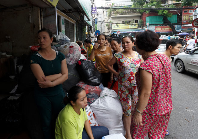 Vụ cháy 19 căn nhà tại Hà Nội: Người dân thẫn thờ nhận đồ cứu trợ - 1