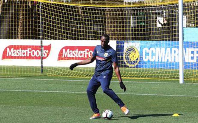 HLV vô địch thế giới chỉ Usain Bolt đá hậu vệ cánh - 1