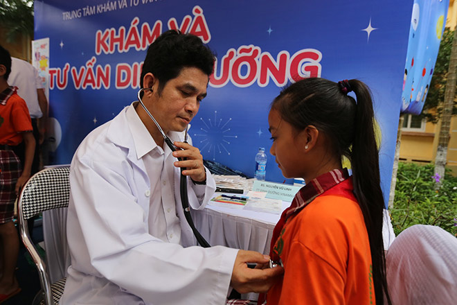 Quỹ Sữa Vươn Cao Việt Nam và Vinamilk trao 66.000 ly sữa cho trẻ em tỉnh Vĩnh Phúc - 4