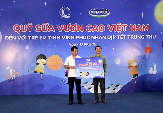 Quỹ Sữa Vươn Cao Việt Nam và Vinamilk trao 66.000 ly sữa cho trẻ em tỉnh Vĩnh Phúc - 3