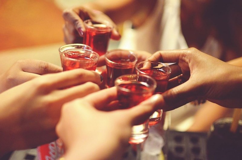 Uống 7 ly rượu nặng 1 tuần có khả năng dẫn đến ung thư - 1