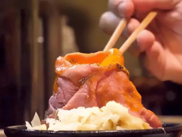 Cơm thịt bò ”núi lửa phun trào” cực hảo hạng chỉ có tại Nhật Bản