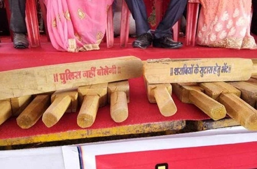 Kết hôn, cô dâu Ấn Độ được tặng gậy gỗ để tiện &#34;dạy dỗ&#34; chồng - 1