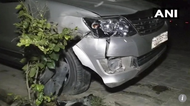 Hai người đàn ông TQ khỏa thân lái xe tông vào xe khác ở Ấn Độ - 1