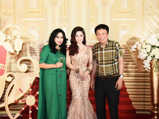 Người mẫu - Hoa hậu - Thanh Lam tuổi ngũ tuần vẫn quyến rũ với đầm xanh cổ vịt