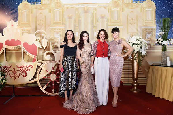 Thanh Lam tuổi ngũ tuần vẫn quyến rũ với đầm xanh cổ vịt - 3