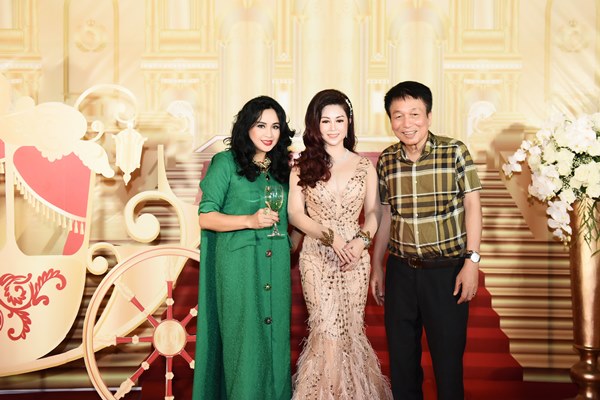 Thanh Lam tuổi ngũ tuần vẫn quyến rũ với đầm xanh cổ vịt - 1