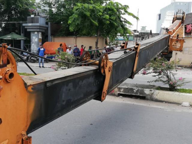Tin tức trong ngày - Khối thép khổng lồ từ “trên trời” đổ ập xuống đại lộ, người đi đường “rụng rời”