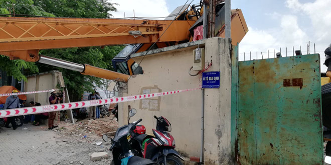 Khối thép khổng lồ từ “trên trời” đổ ập xuống đại lộ, người đi đường “rụng rời” - 7