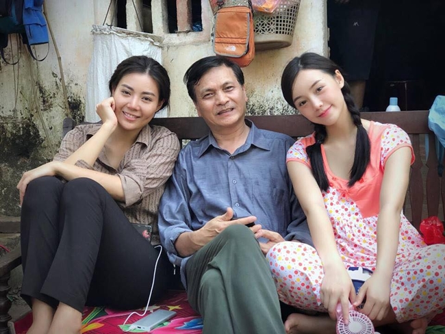 Chia sẻ trên fanpage, diễn viên MV &#34;Vợ người ta&#34; của Phan Mạnh Quỳnh cho biết, từ nhỏ cô đã hâm mộ và thích xem phim hài dân gian của đạo diễn Phạm Đông Hồng. Khi trưởng thành được đóng phim của ông là một niềm vinh dự lớn với người đẹp. Hiện tại, diễn viên 9X đang được khán giả kỳ vọng với vai Đào - em gái của Lan &#34;cave&#34; &#40;Thanh Hương&#41; trong phim &#34;Quỳnh búp bê&#34;. Điều thú vị là cả Quỳnh Kool và Thanh Hương đều có cơ hội góp mặt trong phim hài của đạo diễn họ Phạm.