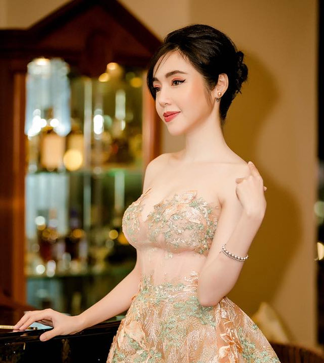 Tại sự kiện cô cũng thử nghiệm nhiều kiểu make-up.
