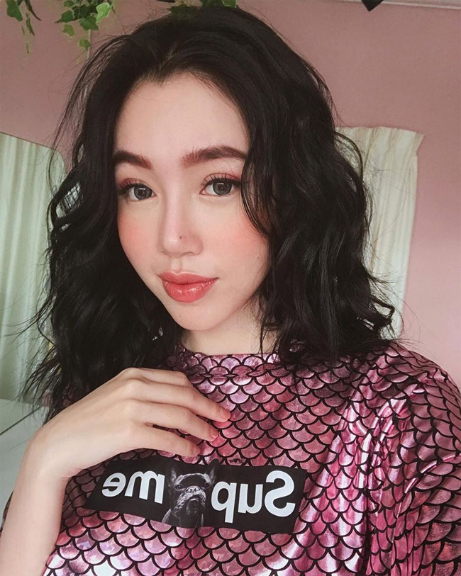 Bà mẹ 2 con rất trẻ trung với layout trang điểm tông hồng thơ ngây.