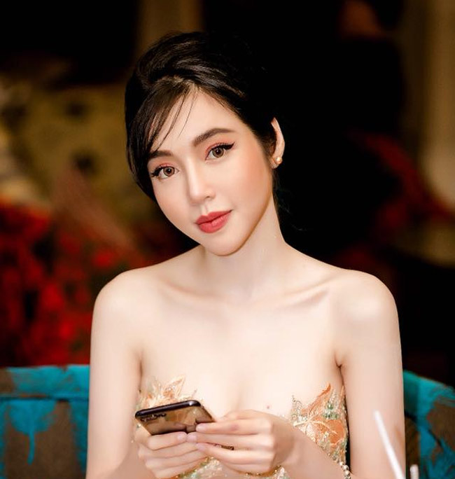 &#34;Bây giờ tôi thấy mình còn đẹp hơn tuổi đôi mươi. Nên tôi không còn cảm thấy việc phải gồng người tỏ ra mình đẹp mọi lúc là cần thiết nữa. Tôi chấp nhận những ưu khuyết điểm của bản thân. Vì vậy, cuộc sống của tôi trở nên vui tươi và nhiều màu sắc hơn&#34;, Elly chia sẻ về quan điểm làm đẹp.