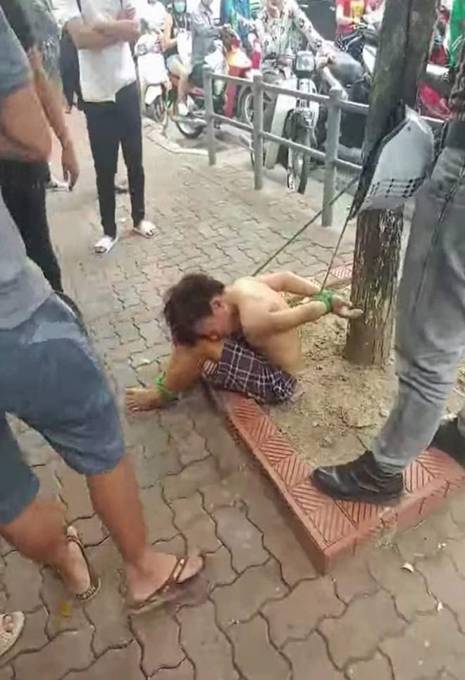 Vụ thiếu niên bị trói chân, tay vào gốc cây: Tạm giữ hình sự 3 đối tượng - 1