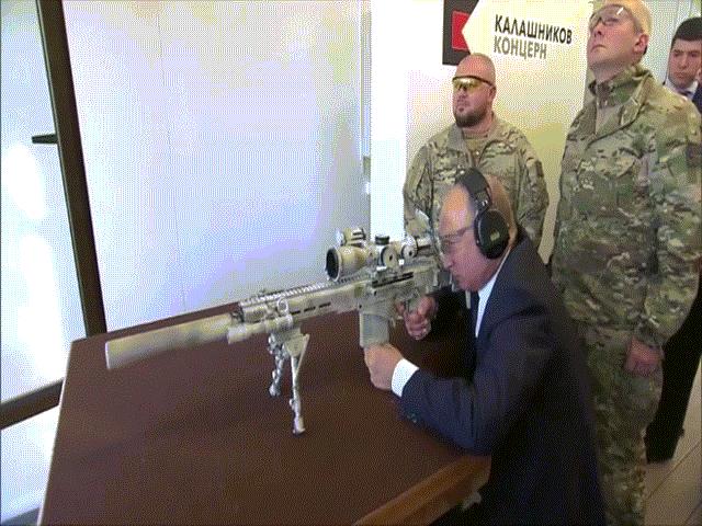 Ông Putin trổ tài thiện xạ khi thử mẫu súng trường mới của Nga