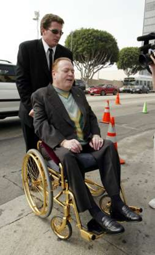 Larry Flynt - người sáng lập tạp chí người lớn Hustler ngồi trên chiếc xe lăn mạ vàng ở Losangeles, California, Mỹ.
