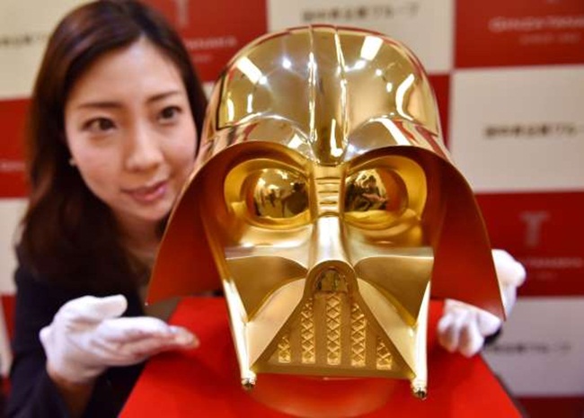 Mặt nạ Darth Vader được làm từ vàng nguyên chất trưng bày ở cửa hàng trang sức Tanaka Kikinzoku tại Tokyo nhân dịp đánh dấu 40 năm series phim ăn khách Star Wars