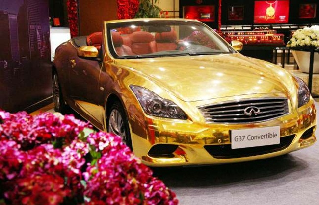Chiếc xe thể thao Infiniti G37 mạ vàng được trưng bày tại một cửa hàng bán đồ trang sức tại Nam Kinh, Trung Quốc năm 2011.