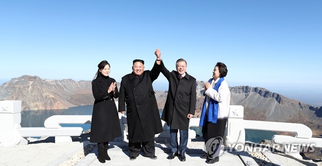 Lãnh đạo Hàn-Triều tay trong tay chinh phục núi thiêng Triều Tiên - 1