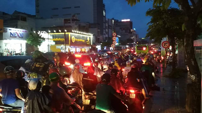 Người Sài Gòn rẽ sóng về nhà sau cơn mưa “chớp mắt” - 11