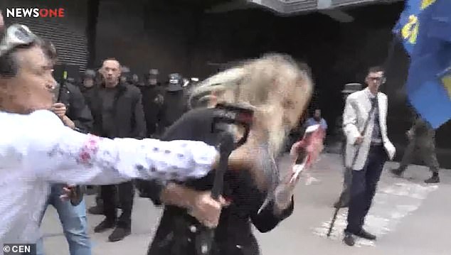 Nữ phóng viên "thân Nga" bị ném trứng, đánh vào mặt trên sóng TV Ukraine - 2