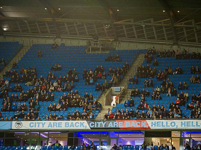 Bóng đá - Man City thua sốc Cúp C1: Fan "quay lưng" khán đài vắng khó tin