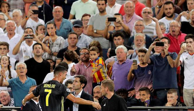 Ronaldo &#34;côn đồ&#34; ăn thẻ đỏ cúp C1: Bật khóc tức tưởi như trẻ con - 6