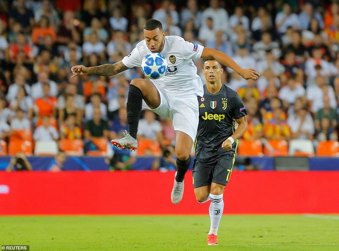 Ronaldo xơi thẻ đỏ rơi lệ : Juventus vượt khó 61 phút hạ Valencia - 1