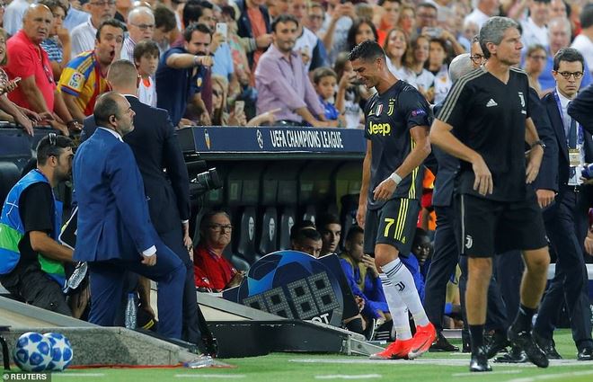 Ronaldo xơi thẻ đỏ rơi lệ : Juventus vượt khó 61 phút hạ Valencia - 8
