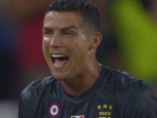 Ronaldo ”côn đồ” ăn thẻ đỏ cúp C1: Bật khóc tức tưởi như trẻ con
