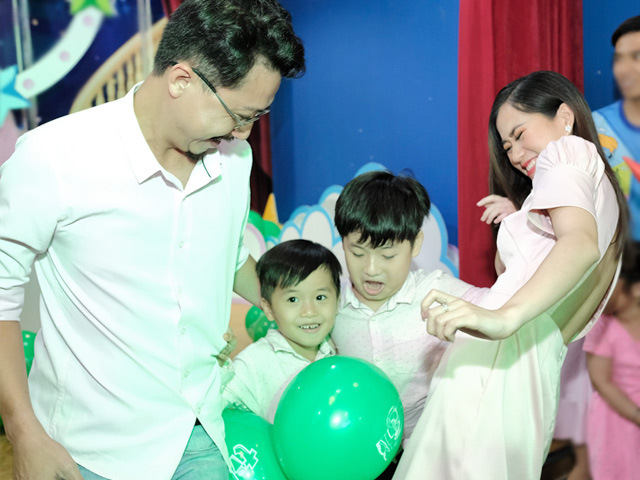 Đời sống Showbiz - Gia đình Lâm Vỹ Dạ - Hứa Minh Đạt đại náo tại tiệc sinh nhật