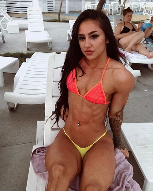 Quá khứ bị bắt nạt vì còi cọc của mỹ nhân có đôi chân khiến đàn ông run sợ - 5