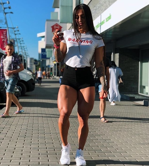 Quá khứ bị bắt nạt vì còi cọc của mỹ nhân có đôi chân khiến đàn ông run sợ - 8