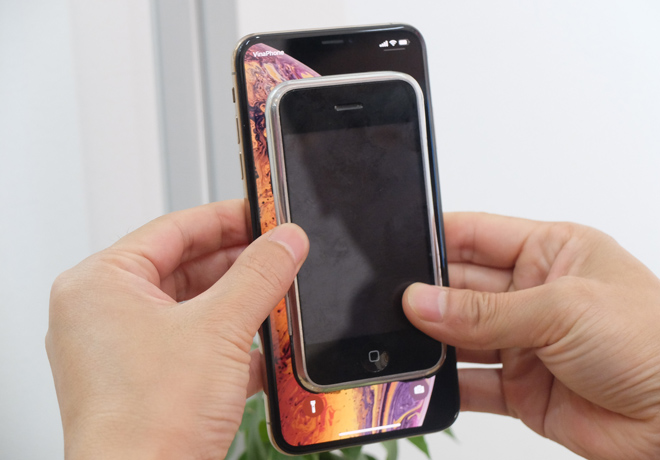 Xem iPhone đầu tiên lọt thỏm trong &#34;lòng&#34; iPhone Xs Max - 4