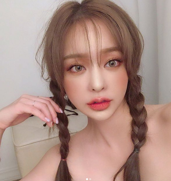 Không phải ai cũng có tiền và đủ dũng cảm để &#34;dao kéo&#34;. Vì thế, một phương pháp tạo môi dày tức thời đã xuất hiện.