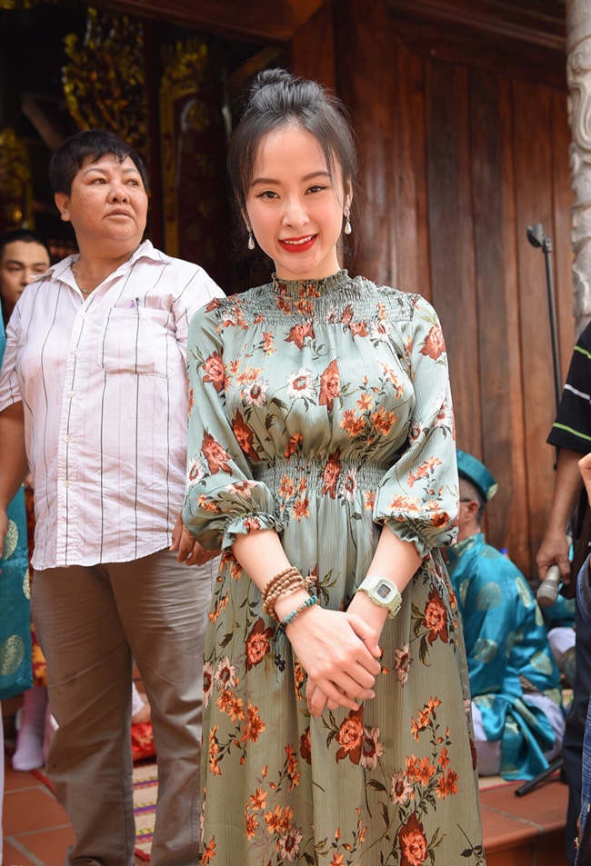 Năm nay, cô đào sinh năm 1995 tiếp tục ghi điểm trong mắt người hâm mộ khi diện váy hoa kín đáo tới dâng hương ở đền thờ Tâm linh Việt của danh hài Hoài Linh. Thời gian qua, Angela Phương Trinh khá im ắng trong các hoạt động nghệ thuật.