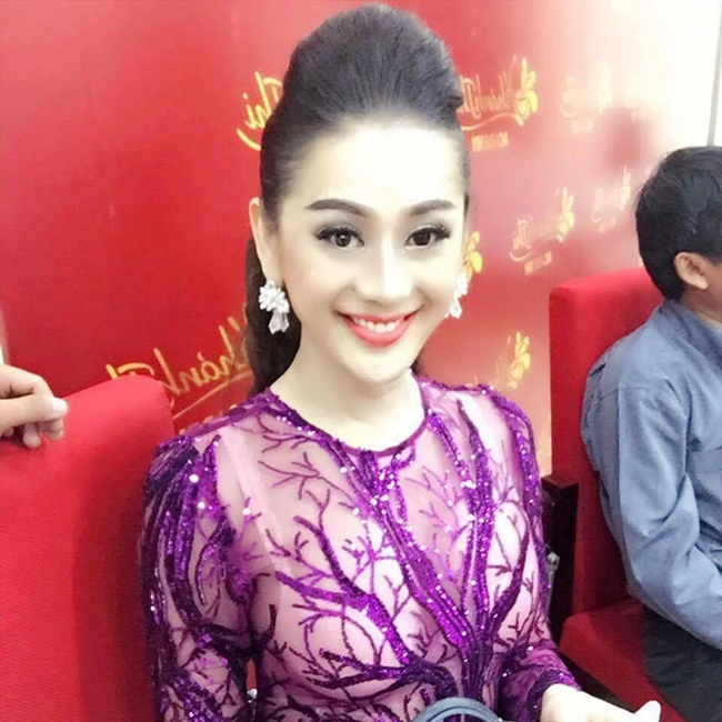 &#34;Và khi tới với Tổ nghề, chúng tôi ăn mặc thoải mái, sao cho đẹp chứ không cần kín đáo như khi đi lễ chùa. Chừng nào tôi đi lễ chùa mà ăn mặc như vậy thì hãy ném đá. Tổ nghề cũng là nghệ sĩ, cũng yêu cái đẹp mà. Bộ đồ đó của tôi tuy là xuyên thấu, nhưng tôi có mặc nội y bên trong thì đâu có hở hang, lố lăng gì. Hơn nữa, đó là đồ diễn của tôi, sau khi cúng Tổ, tôi biểu diễn luôn&#34;, Lâm Khánh Chi chia sẻ.