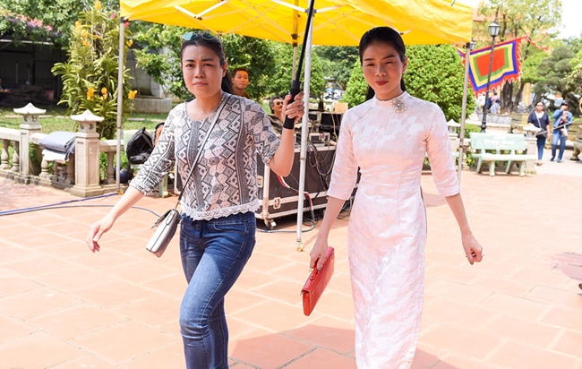 Năm nay, ca sĩ Lệ Quyên cũng dự lễ cúng Tổ nghề ở đền thờ Tâm Linh Việt của Hoài Linh. Cô diện trang phục áo dài trắng nền nã.