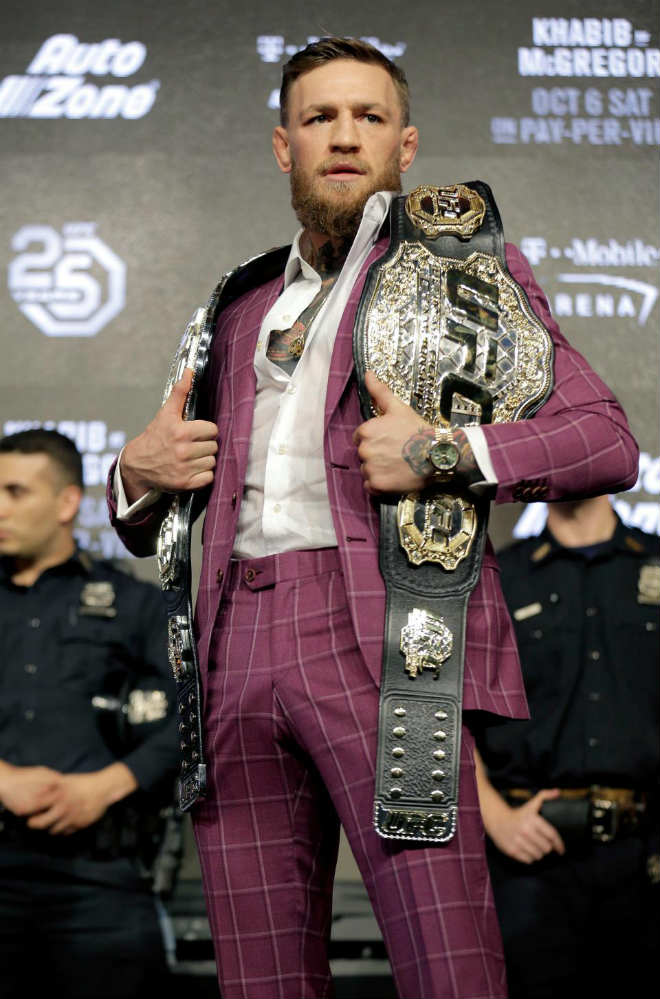 Siêu kinh điển UFC: McGregor nốc rượu, dọa ra tay với “đại bàng” - 4